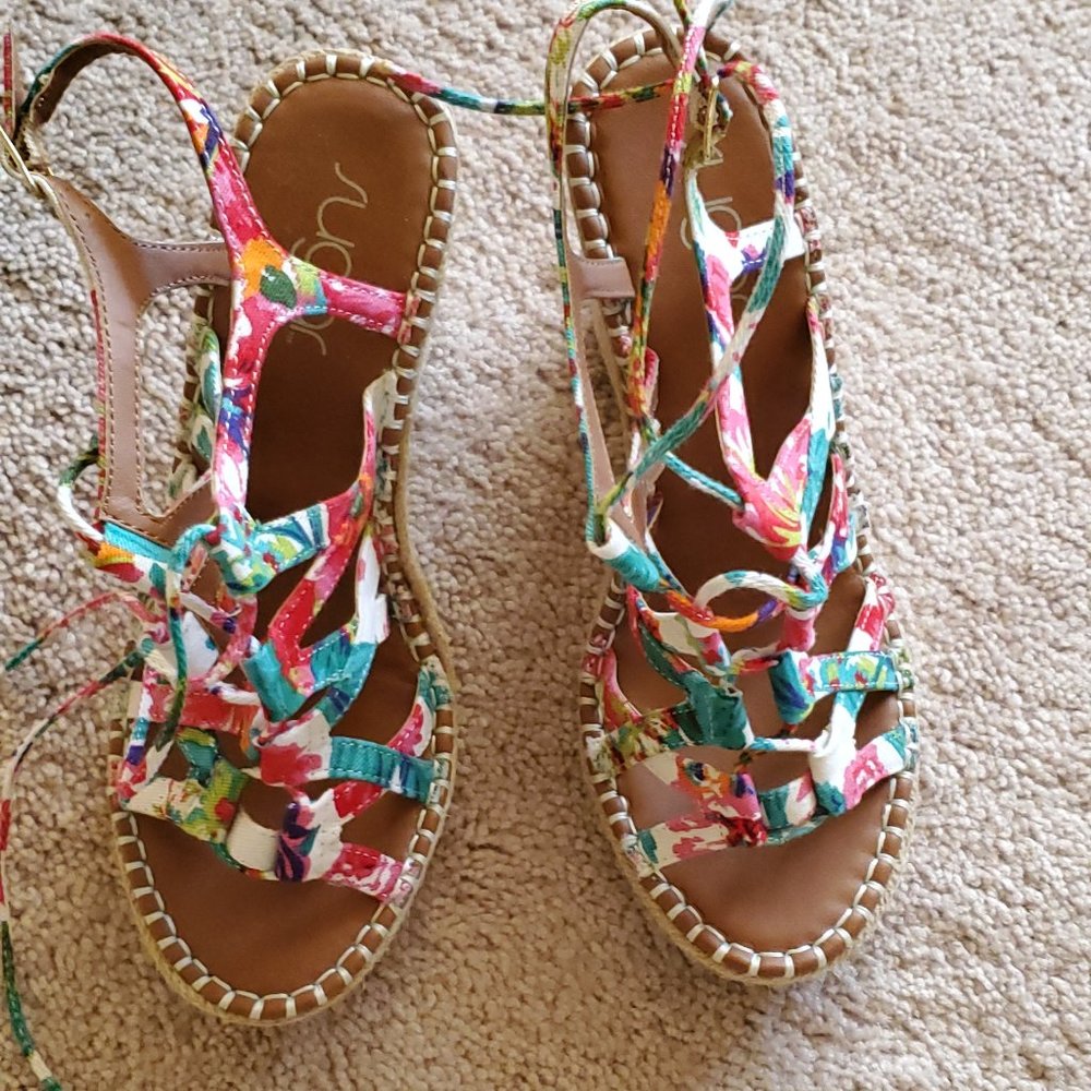 Womens size 7.5  Floral lace up sandals